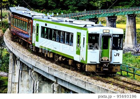 叶津川橋梁を渡る秋の特別列車「只見線満喫号」(福島県只見町、10月) 95693196