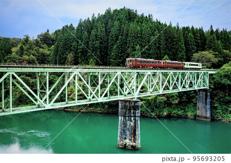 第二只見川橋梁を渡る秋の特別列車「只見線満喫号」(福島県三島町、10月) 95693205