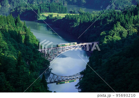 只見線 初秋の第一只見川橋梁を渡る列車キハE120形(福島県三島町、9月) 只見線 初秋の第一只見川橋梁を渡る列車キハE120形(福島県三島町、9月) 95693210