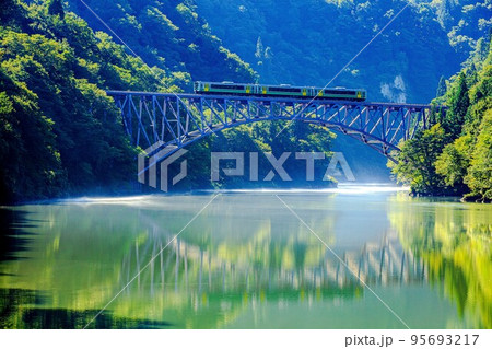 只見線 初秋の第一只見川橋梁を渡る列車キハE120形(福島県三島町、9月) 只見線 初秋の第一只見川橋梁を渡る列車キハE120形(福島県三島町、9月) 95693217