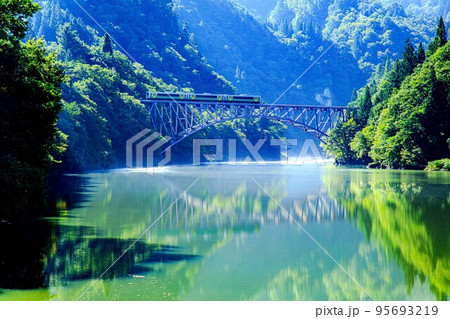 初秋の第一只見川橋梁を渡る列車キハE120形(福島県三島町、9月) 95693219