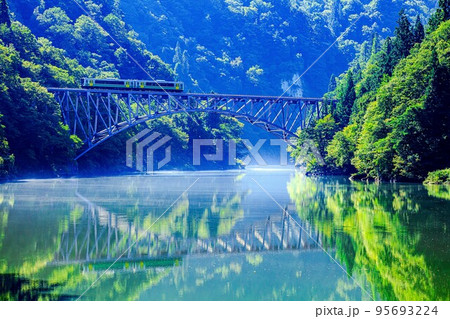 只見線　初秋の第一只見川橋梁を渡る列車キハE120形(福島県三島町、9月) 95693224