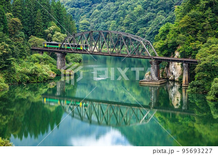 只見線 初秋の第四只見川橋梁を渡る列車キハE120形(福島県金山町、9月) 只見線 初秋の第四只見川橋梁を渡る列車キハE120形(福島県金山町、9月) 95693227