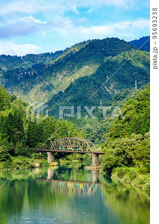 只見線 初秋の第四只見川橋梁を渡る列車キハE120形(福島県金山町、9月) 只見線 初秋の第四只見川橋梁を渡る列車キハE120形(福島県金山町、9月) 95693238