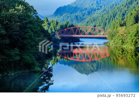 只見線 第二只見川橋梁付近から望む早朝の三島大橋(福島県三島町、10月1日) 只見線 第二只見川橋梁付近から望む早朝の三島大橋(福島県三島町、10月1日) 95693272