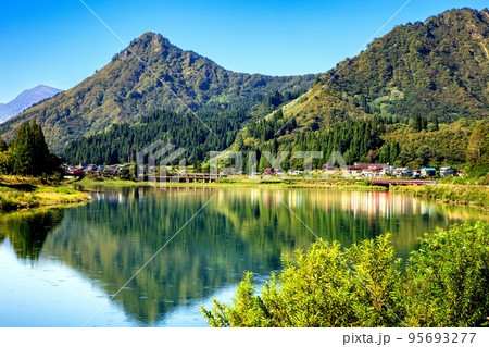 只見線　国道252号線沿いの只見町の塩沢橋周辺の秋の風景 95693277