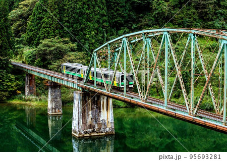 只見線　初秋の第五只見川橋梁を渡る列車キハE120形(福島県金山町、10月) 95693281