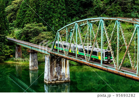 只見線 初秋の第五只見川橋梁を渡る列車キハE120形(福島県金山町、10月) 只見線 初秋の第五只見川橋梁を渡る列車キハE120形(福島県金山町、10月) 95693282