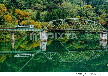 只見線　初秋の第五只見川橋梁を渡る列車キハ110系(福島県金山町、10月) 95693290