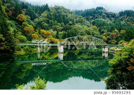 只見線　初秋の第五只見川橋梁を渡る列車キハ110系(福島県金山町、10月) 95693293