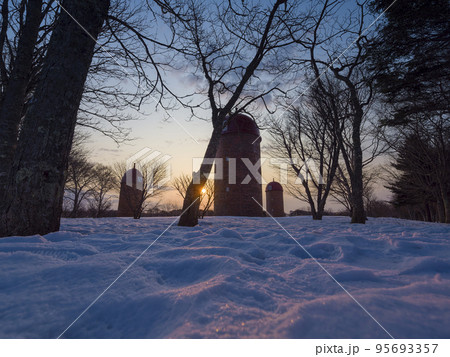 北海道・根室 朝日に映し出される冬の明治公園 / Nemuro, Japan 95693357