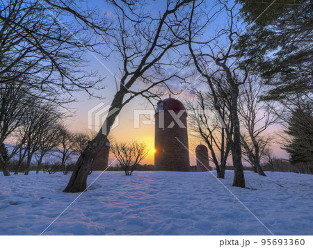 北海道・根室 朝日に映し出される冬の明治公園 / Nemuro, Japan 95693360