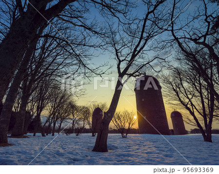 北海道・根室 朝日に映し出される冬の明治公園 / Nemuro, Japan 95693369