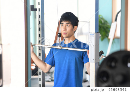 ジムでトレーニングをする若い男性 ジムでトレーニングをする若い男性 95693541