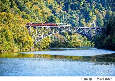 第一只見川橋梁を渡る秋の特別列車「只見線満喫号」(福島県三島町、10月) 95693667