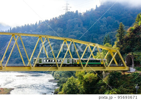 只見線　秋の第六只見川橋梁を渡る列車「キハ110系＋キハE120形」(福島県金山町、10月) 95693671