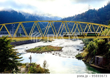 只見線　秋の第六只見川橋梁を渡る列車「キハ110系＋キハE120形」(福島県金山町、10月) 95693673