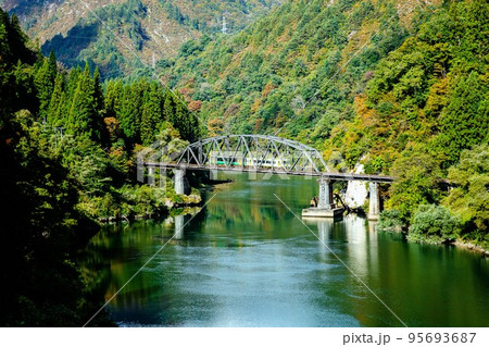 只見線　初秋の第四只見川橋梁を渡る列車「キハ110系＋キハE120形」(福島県金山町、10月) 95693687