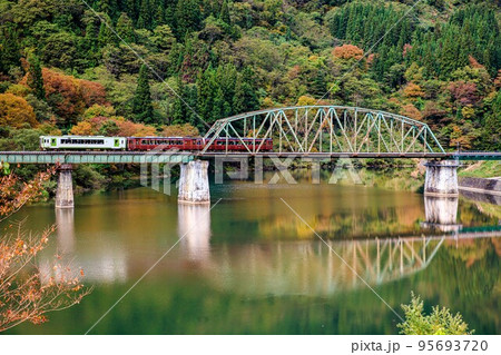第五只見川橋梁を渡る秋の特別列車「只見線満喫号」(福島県金山町、10月下旬) 95693720