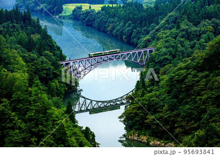 只見線　初秋の第一只見川橋梁を渡る列車キハE120形(福島県三島町、9月上旬) 95693841