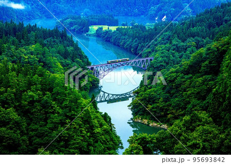 只見線 初秋の第一只見川橋梁を渡る列車キハE120形(福島県三島町、9月上旬) 只見線 初秋の第一只見川橋梁を渡る列車キハE120形(福島県三島町、9月上旬) 95693842