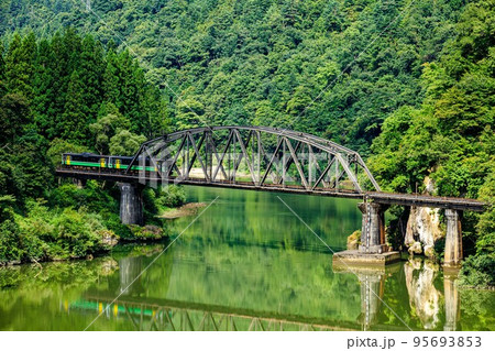 只見線 初秋の第四只見川橋梁を渡る列車キハE120形(福島県金山町、9月中旬) 只見線 初秋の第四只見川橋梁を渡る列車キハE120形(福島県金山町、9月中旬) 95693853