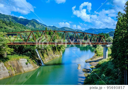 只見線10月1日全線運転再開直前の第七只見川橋梁(福島県金山町、9月) 95693857