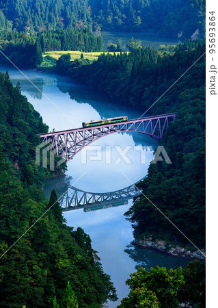 只見線 初秋の第一只見川橋梁を渡る列車キハE120形(福島県三島町、9月) 只見線 初秋の第一只見川橋梁を渡る列車キハE120形(福島県三島町、9月) 95693864