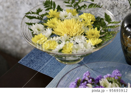 玄関用のガラスの器の花手水 玄関用のガラスの器の花手水 95693912