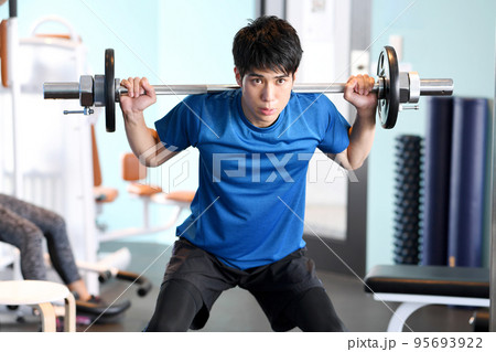 ジムでトレーニングをする若い男性 ジムでトレーニングをする若い男性 95693922