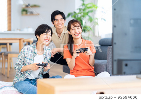 友達　テレビ　シェアハウス　ライフスタイル　リビング 95694000