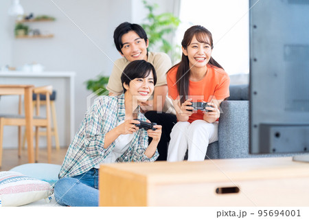 友達　テレビ　シェアハウス　ライフスタイル　リビング 95694001