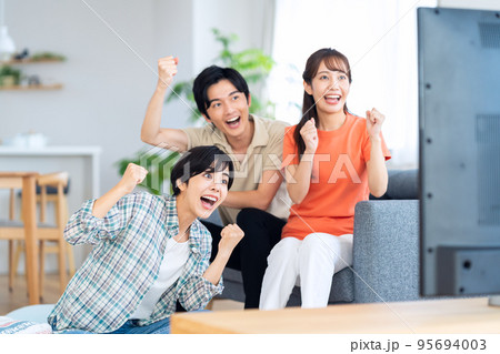 友達　テレビ　シェアハウス　ライフスタイル　リビング 95694003