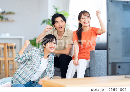 友達　テレビ　シェアハウス　ライフスタイル　リビング 95694005