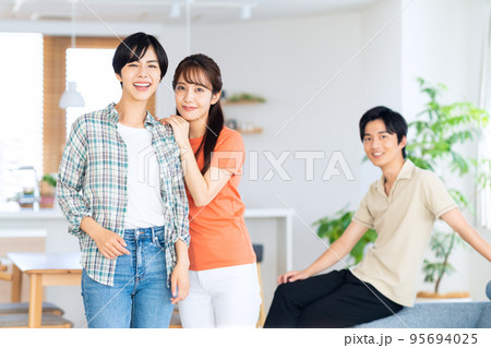 友達　男女　シェアハウス　ライフスタイル　リビング 95694025