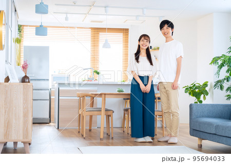夫婦　カップル　家族　ライフスタイル　リビング 95694033