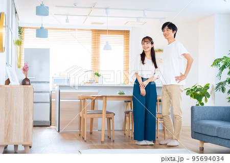 夫婦　カップル　家族　ライフスタイル　リビング 95694034