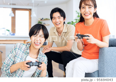 友達　男女　シェアハウス　ライフスタイル　リビング 95694043