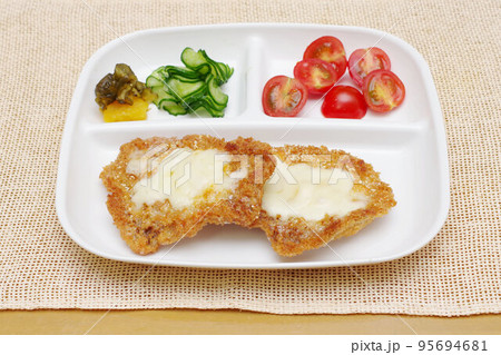 極薄のトンカツと付け合わせ 極薄のトンカツと付け合わせ 95694681