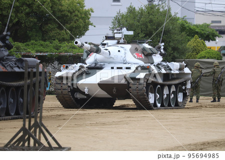 冬季迷彩を施した陸上自衛隊の74式戦車の写真素材 [95694985