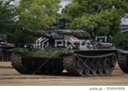 偽装網を被った陸上自衛隊の74式戦車の写真素材 [95694989] - PIXTA