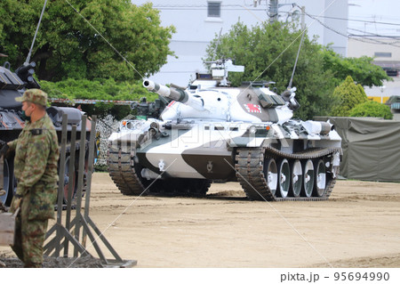 冬季迷彩を塗装された陸上自衛隊の74式戦車 95694990