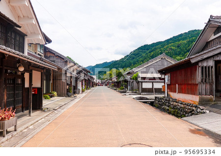 若狭鯖街道熊川宿の伝統的な街並み（福井県若狭町） 95695334