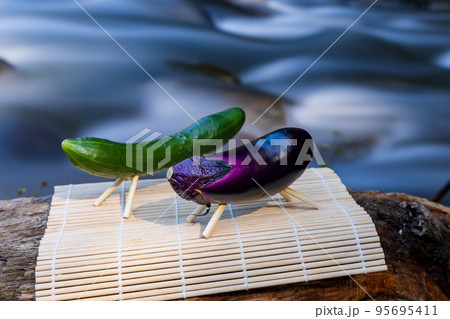 清流と精霊馬　お盆イメ－ジ 95695411