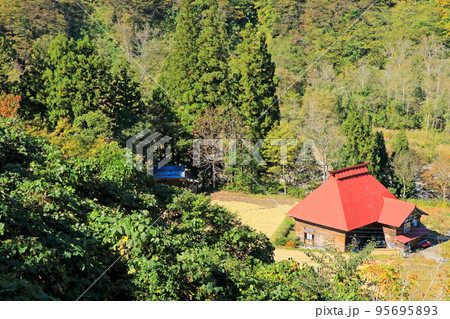 秋の秋山郷 清水川原の一軒家 95695893