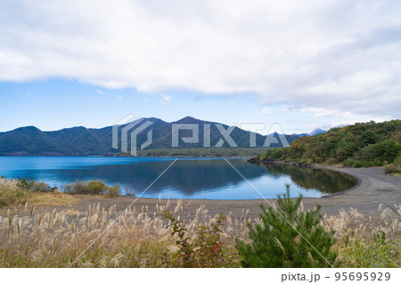 本栖湖(山梨県河口湖町) 本栖湖(山梨県河口湖町) 95695929