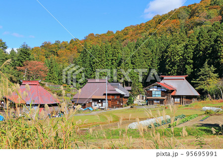 秘境秋山郷　見倉集落の秋 95695991