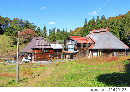 秘境秋山郷　見倉集落の秋 95696123