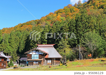 秘境秋山郷 見倉集落の秋 秘境秋山郷 見倉集落の秋 95696129
