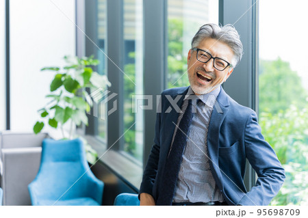 ビジネスマン・シニア男性 95698709
